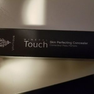 Younique  Skin perfecting concealer in scarlet